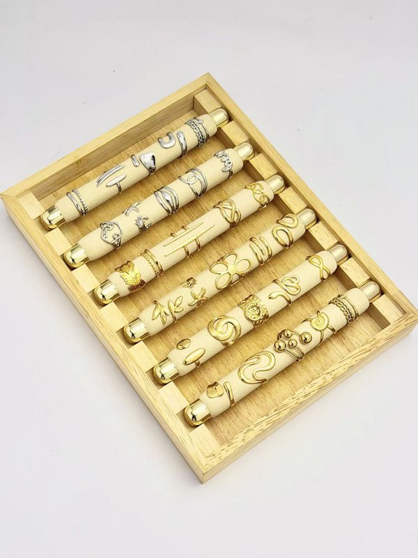 Set von 30 einstellbaren, sortierten Edelstahl -trendigen Ringen auf Presentoii