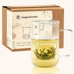 Clear glass tea mug with strainer, suitable for brewing loose leaf tea. Features a simple, minimalist design with a wooden lid.