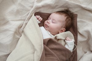 Musselin-Babydecke (vierlagig) / zweiseitige beige Wickeldecke, braune doppelte Gazedecke
