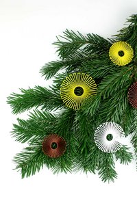 Ornamenten - decoratieve hangers gemaakt van gerecycled plastic - goudgeel / amberbruin / sneeuwwit