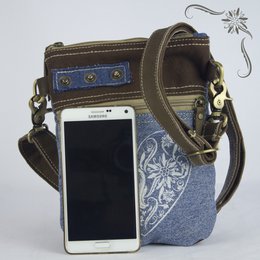Domelo traditionele tas dames schoudertas. Dirndl schoudertas gemaakt van upcycled jeans en canvas en leer. Handtas in traditionele stijl met hartjesprint. Crossbodytas voor dames als Oktoberfest-accessoire.