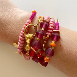 BUENAVENTURA alsidig boho halskæde/armbånd med lyserøde og røde perler