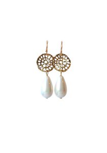 Earrings with carved spacer and shell pearl