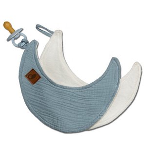 Doudou-Kuscheltier mit einem ähnlichen Anhänger aus BIO-Baumwoll-Musselin-Schnullerhalter Moon Baby Blue
