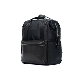 A water-repellent backpack made of waterproof nylon and genuine full-grain leather, with polished nickel accessories. Dimensions: 27 x 39 x 19 cm. Packaged in a TNT bag.