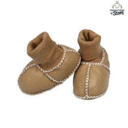 Soft, cozy sheepskin booties in camel color with plush fur trim, perfect for keeping baby's feet warm and comfortable. Available in sizes S, M, L.