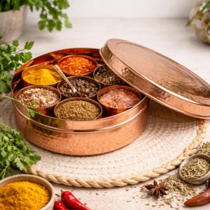 Puur koperen kruidenbox (hoog) gehamerd met 7 potjes en lepeltje