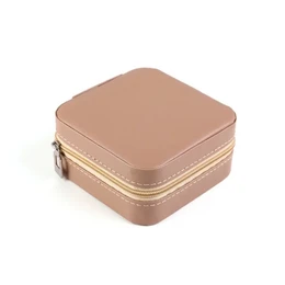  Khaki-colored jewelry box with a square shape and gold-colored trim. Suitable for storing and transporting jewelry items.