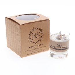 Petite bougie de soja parfumée avec des fleurs sauvages dans un récipient en verre