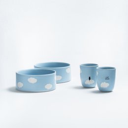  A set of 4 light blue ceramic bowls and cups with white polka dot patterns, suitable for serving candy or other small gifts.