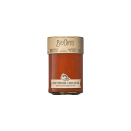 Organic tomato sauce with basil in a 370 ml glass jar. Made with high-quality ingredients for a rich, flavorful sauce.