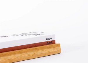 Küchenzubehör – KOTAI-Schärfset mit doppelseitigem Schleifstein der Körnung 2000/6000, rutschfester Bambusbasis, Abflachungsstein und 15-Grad-Winkelführung
