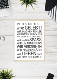 A black and white poster with German text that reads "In diesem Haus wird gelebt! Wir machen Fehler, wir verzeihen uns, wir umarmen uns, wir lachen, wir weinen, wir sind eine Familie."