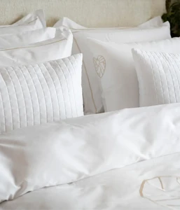 Satino pagalvės užvalkalas su siuvinėjimu „Vilniaus širdis“ Optical White