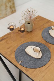 Set de table en feutre rond gris