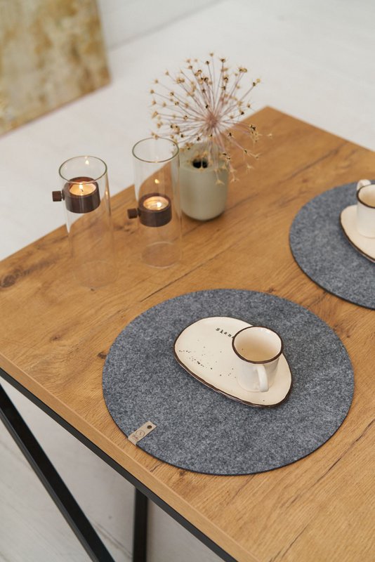 Set de table en feutre rond gris