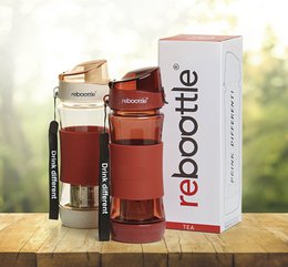 bottiglia · tè beige e bottiglia da bere sostenibile rossa