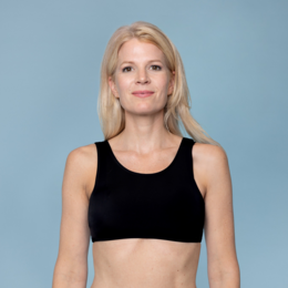  Black sports bra with adjustable straps, suitable for period underwear.