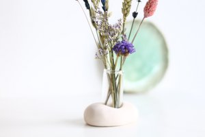 Vaasje van glas met keramiek houder en droogbloemen