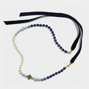 Samtband-Halskette mit Kristallperlen in Blau