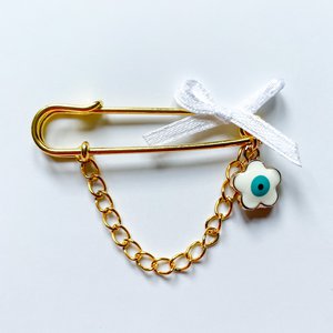 Speld geluksbrenger als geboortecadeau met Boze Oog in wit en ketting