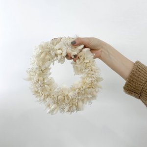 Sneeuwwitje: droogbloemenkrans in wit