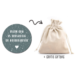 A small decorative gift bag with a sentimental message, perfect for a grandfather. The bag is made of a light-colored fabric and includes a round decorative tag with the text "Feliz dia do avô" (Happy Grandfather's Day).