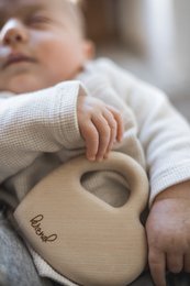 Baby rangle gribe legetøj "tæt på hjertet" | træ rangle | Babylegetøj lavet af egnstræ | baby rangle | Lydlegetøj fra 1 år | 100% lavet i Tyskland
