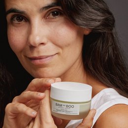  Radiant Day Cream, a moisturizing cream with a light, creamy texture. Contains natural ingredients to nourish and hydrate the skin.