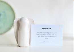 Angelo pieno di felicità realizzato in ceramica