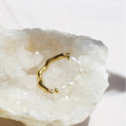 Hubert – Strukturierter Ring mit halber Perle und halb goldenem Band