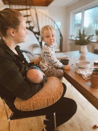 Inflatable nursing pillow in natural cork