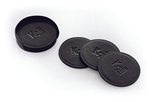 K0007AB | 6-delige onderzetterset van echt volnerf leer, glad. Afmeting onderzetter: ø 9 cm, afmeting onderzetter houder: ø 9 x 3,0 cm. Verpakking: Tnt zak