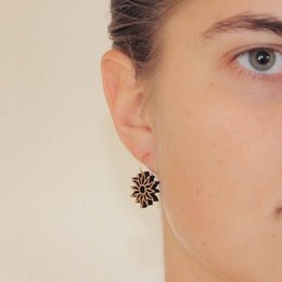 Solvej Earrings - Hoop earrings in forgyldt sølv (gold-plated silver) and sølv (silver) with a floral design.