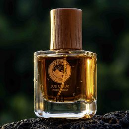  Elegant amber-colored perfume bottle with floral and woody notes, perfect for a luxurious fragrance experience.
