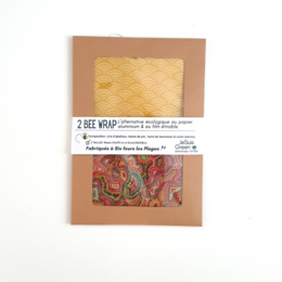  Two reusable beeswax food wraps in two sizes, made from natural materials and designed to be an eco-friendly alternative to single-use plastic wrap.