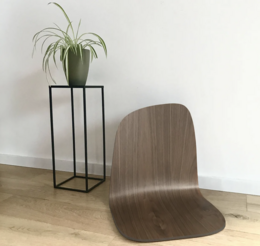 Bodenstuhl mit Nussbaum-Finish