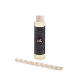 Masculine fragrance diffuser refill with notes of cinnamon, cardamom, and cedar. 250ml/8.45 fl.oz.