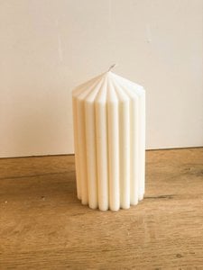 Große gerippte Stumpenkerze