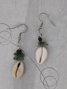 #70 Kauri schelpen oorbellen met mosagaat kristallen