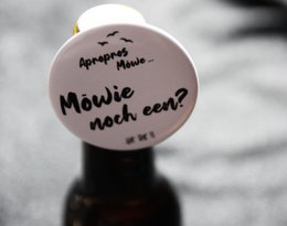 Flaskeåbner (magnetisk) "Möwie noch een?", Ø5,6cm / plattysk