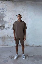  "Heavyweight men's t-shirt, short sleeves, crew neck, earthy tones, casual oversized fit, premium quality"
