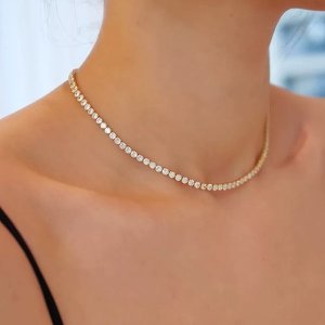 Zeitloses, funkelndes Halsband im Diamant-Look