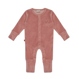  Soft, cozy velour baby onesie in a warm pink color. Features a heart design on the chest. Available in sizes 50/56, 62, 68, and 74.