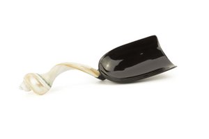 Ovaler Reislöffel aus schwarzem Horn mit Perlmuttgriff