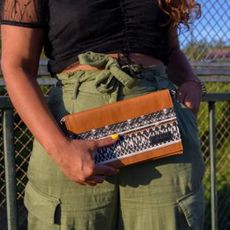 Karamellbraune Handtasche - Schwarz-Weißes Muster