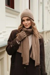Camel-colored 100% merino wool gloves with a classic, elegant design.
