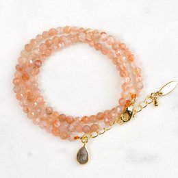 Moonstone wrap bracelet 'Balance' with peach-colored beads, can also be worn as a necklace. Features a teardrop-shaped pendant.