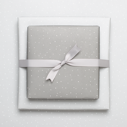 Lichtgrijs verpakking papier met punten - ideaal als inpakpapier voor bruiloft of voor geschenken voor geboorte of doop, neutraal inpakpapier