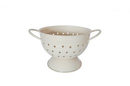 A beige colander with heart-shaped perforations, measuring 21 cm, from the Isabelle Rose brand. The colander is suitable for straining and draining food items.